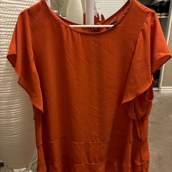 Stella & Dot Women’s 1X Back Zip Blouse Orange NWOT Ruffled Scoop Neck Comfy - Picture 1 of 14